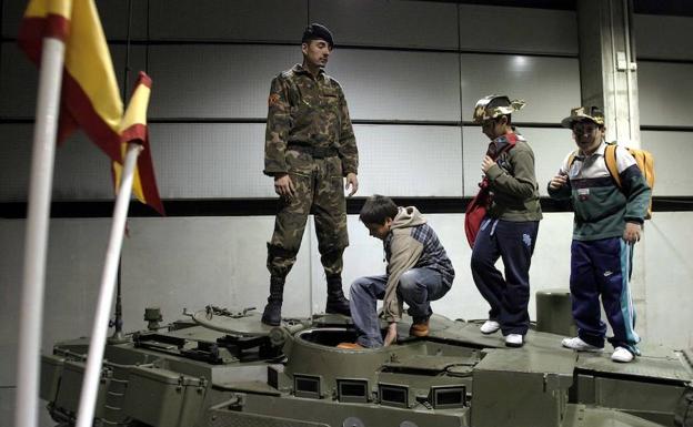 Expositor del Ejército en Expojove. 