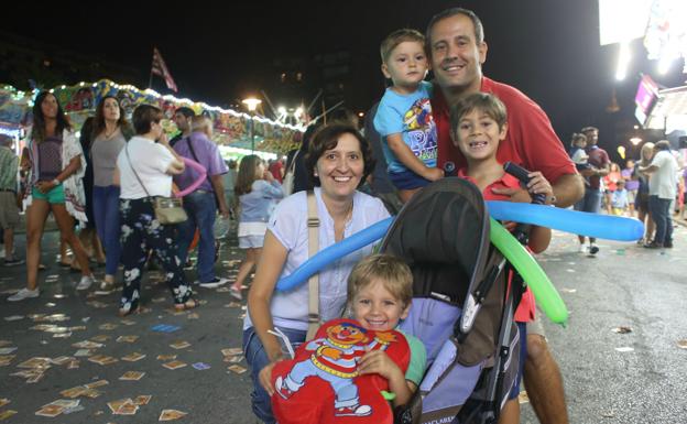 Una familia numerosa disfruta de las fiestas locales. 