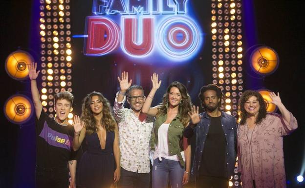 Un miembro del jurado del programa 'Family duo' de À Punt (Mari Giner, a la derecha) es la voz de la melodía de Mercadona. 