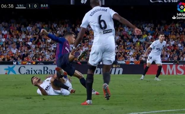 Gonçalo Guedes durante el momento de su lesión en el encuentro ante el Barcelona 