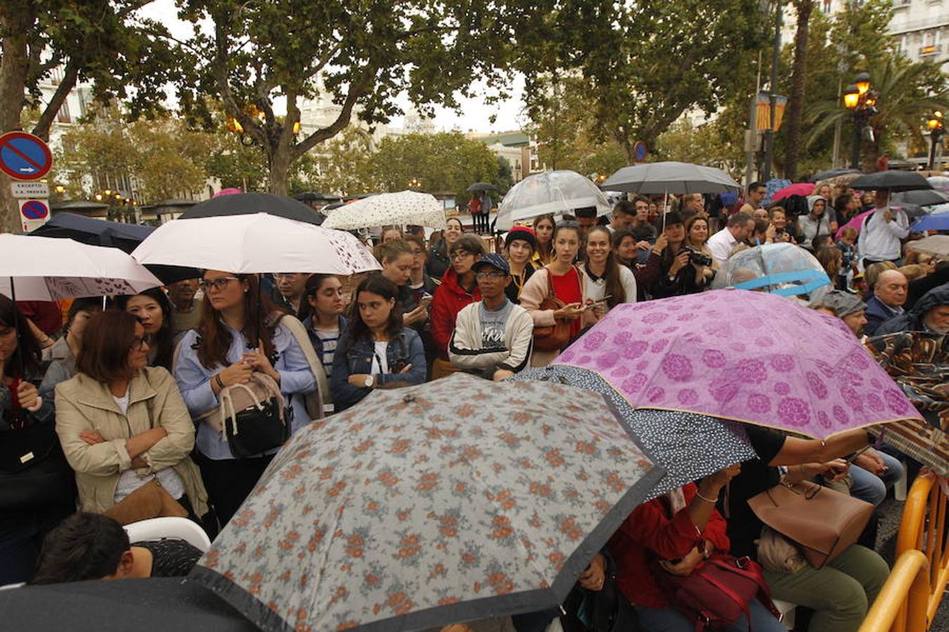 Las tropas moras y cristianas han desfilado esta tarde por Valencia para conmemorar este 9 d'Octubre, el Día de la Comunitat Valenciana. La impresionante entrada ha comenzado a las 17.00 horas, en recuerdo a la conquista de Jaume I hace ya 780 años. Dos horas y media de espectáculo en la que han participado cerca de 2.000 personas, para formar 22 escuadras cristianas y 34 moras. El acto se ha convertido en uno de los más esperados y populares de la festividad de la Comunitat, y logra reunir año tras año (incluso bajo la lluvia) a miles de valencianos para revivir la histórica entrada del rey. 