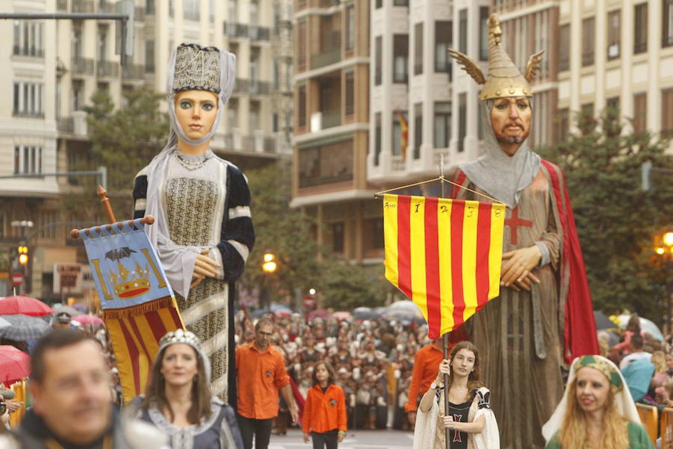 Las tropas moras y cristianas han desfilado esta tarde por Valencia para conmemorar este 9 d'Octubre, el Día de la Comunitat Valenciana. La impresionante entrada ha comenzado a las 17.00 horas, en recuerdo a la conquista de Jaume I hace ya 780 años. Dos horas y media de espectáculo en la que han participado cerca de 2.000 personas, para formar 22 escuadras cristianas y 34 moras. El acto se ha convertido en uno de los más esperados y populares de la festividad de la Comunitat, y logra reunir año tras año (incluso bajo la lluvia) a miles de valencianos para revivir la histórica entrada del rey. 