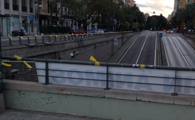 Vallas exteriores del túnel de Germanías con lazos amarillos.