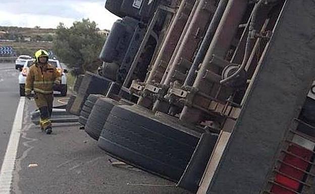 El camión, volcado en la carretera entre Teulada y Benissa.