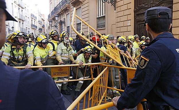 UNa valla levantada, en la protesta de los bomberos forestales.