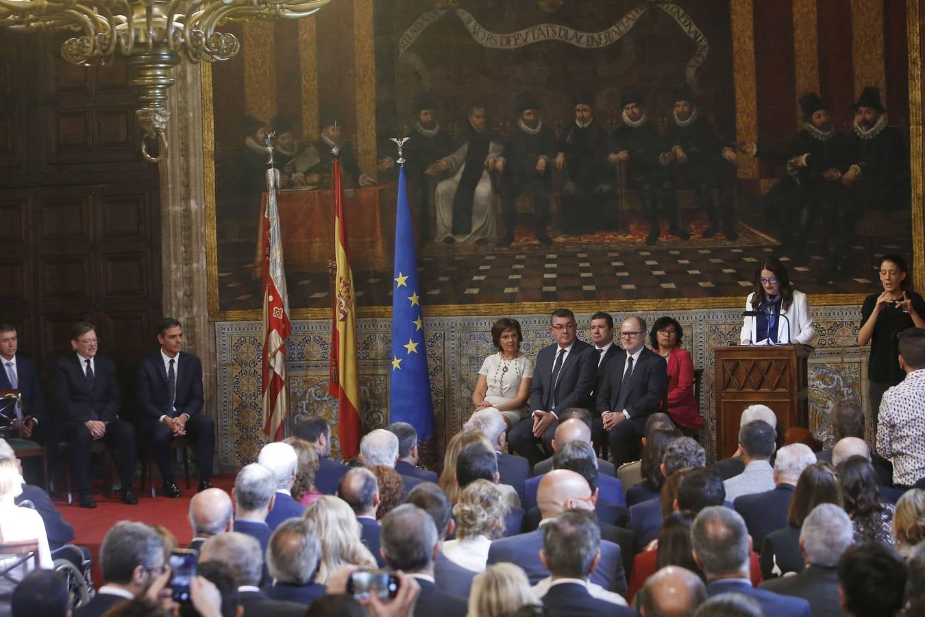 El presidente del Gobierno, Pedro Sánchez, ha puesto a la Comunitat Valenciana como ejemplo de «la mejor España», «la que se construye desde el diálogo y desde la suma de voluntades, la que prima la convivencia sobre el agravio territorial». Sánchez ha participado en el acto institucional de entrega de distinciones de la Generalitat Valenciana por el 9 d'Octubre.