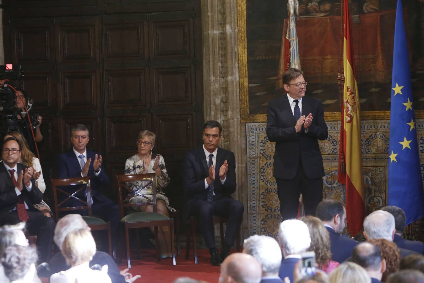 El presidente del Gobierno, Pedro Sánchez, ha puesto a la Comunitat Valenciana como ejemplo de «la mejor España», «la que se construye desde el diálogo y desde la suma de voluntades, la que prima la convivencia sobre el agravio territorial». Sánchez ha participado en el acto institucional de entrega de distinciones de la Generalitat Valenciana por el 9 d'Octubre.