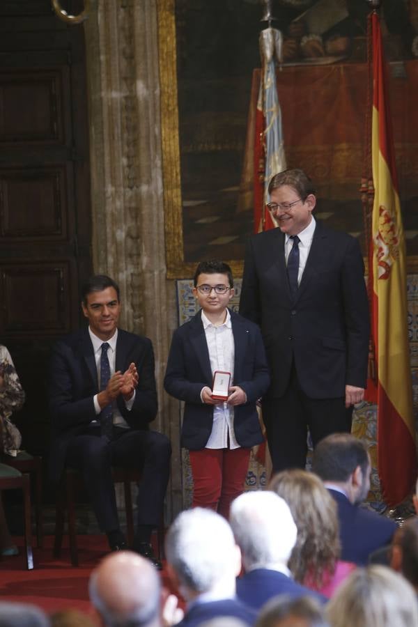 El presidente del Gobierno, Pedro Sánchez, ha puesto a la Comunitat Valenciana como ejemplo de «la mejor España», «la que se construye desde el diálogo y desde la suma de voluntades, la que prima la convivencia sobre el agravio territorial». Sánchez ha participado en el acto institucional de entrega de distinciones de la Generalitat Valenciana por el 9 d'Octubre.