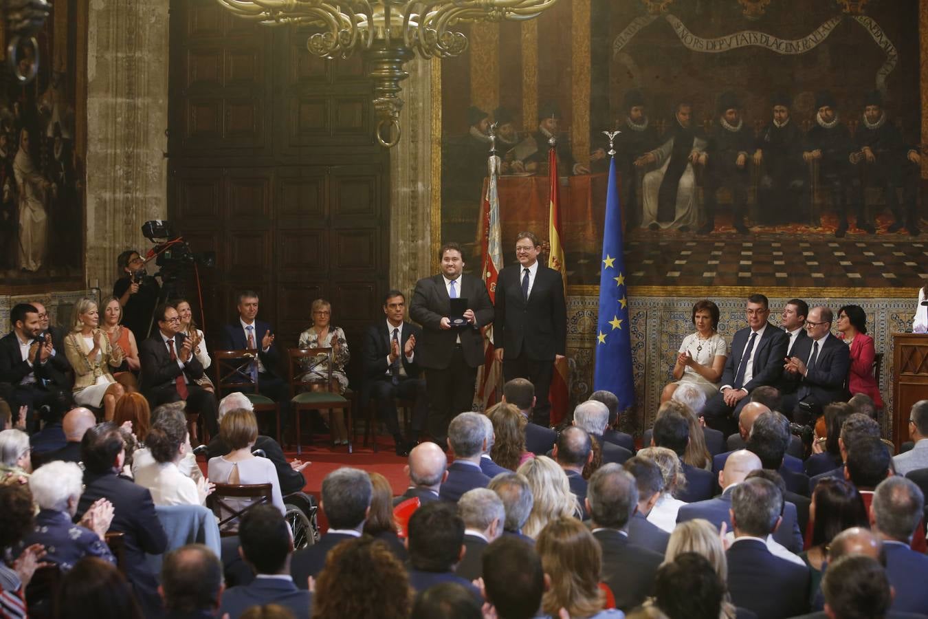 El presidente del Gobierno, Pedro Sánchez, ha puesto a la Comunitat Valenciana como ejemplo de «la mejor España», «la que se construye desde el diálogo y desde la suma de voluntades, la que prima la convivencia sobre el agravio territorial». Sánchez ha participado en el acto institucional de entrega de distinciones de la Generalitat Valenciana por el 9 d'Octubre.