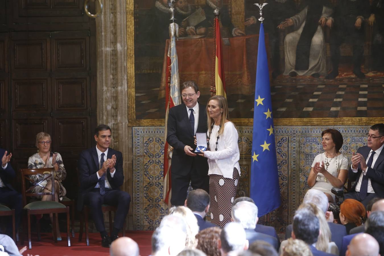 El presidente del Gobierno, Pedro Sánchez, ha puesto a la Comunitat Valenciana como ejemplo de «la mejor España», «la que se construye desde el diálogo y desde la suma de voluntades, la que prima la convivencia sobre el agravio territorial». Sánchez ha participado en el acto institucional de entrega de distinciones de la Generalitat Valenciana por el 9 d'Octubre.