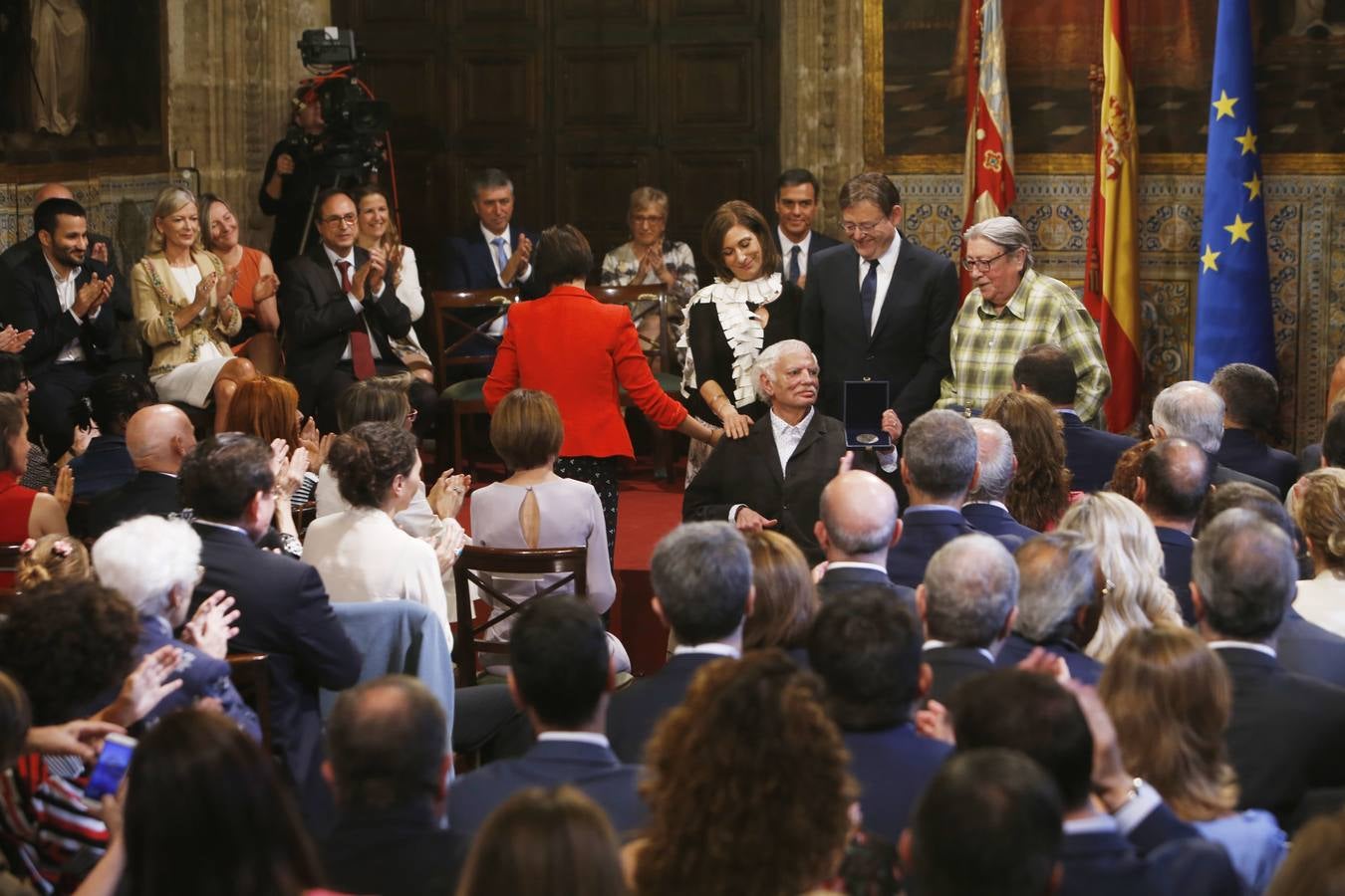 El presidente del Gobierno, Pedro Sánchez, ha puesto a la Comunitat Valenciana como ejemplo de «la mejor España», «la que se construye desde el diálogo y desde la suma de voluntades, la que prima la convivencia sobre el agravio territorial». Sánchez ha participado en el acto institucional de entrega de distinciones de la Generalitat Valenciana por el 9 d'Octubre.