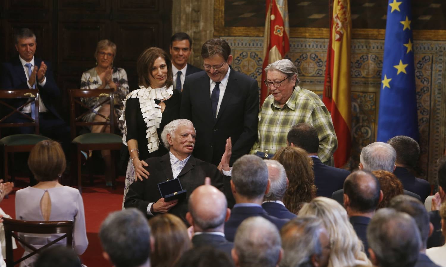 El presidente del Gobierno, Pedro Sánchez, ha puesto a la Comunitat Valenciana como ejemplo de «la mejor España», «la que se construye desde el diálogo y desde la suma de voluntades, la que prima la convivencia sobre el agravio territorial». Sánchez ha participado en el acto institucional de entrega de distinciones de la Generalitat Valenciana por el 9 d'Octubre.