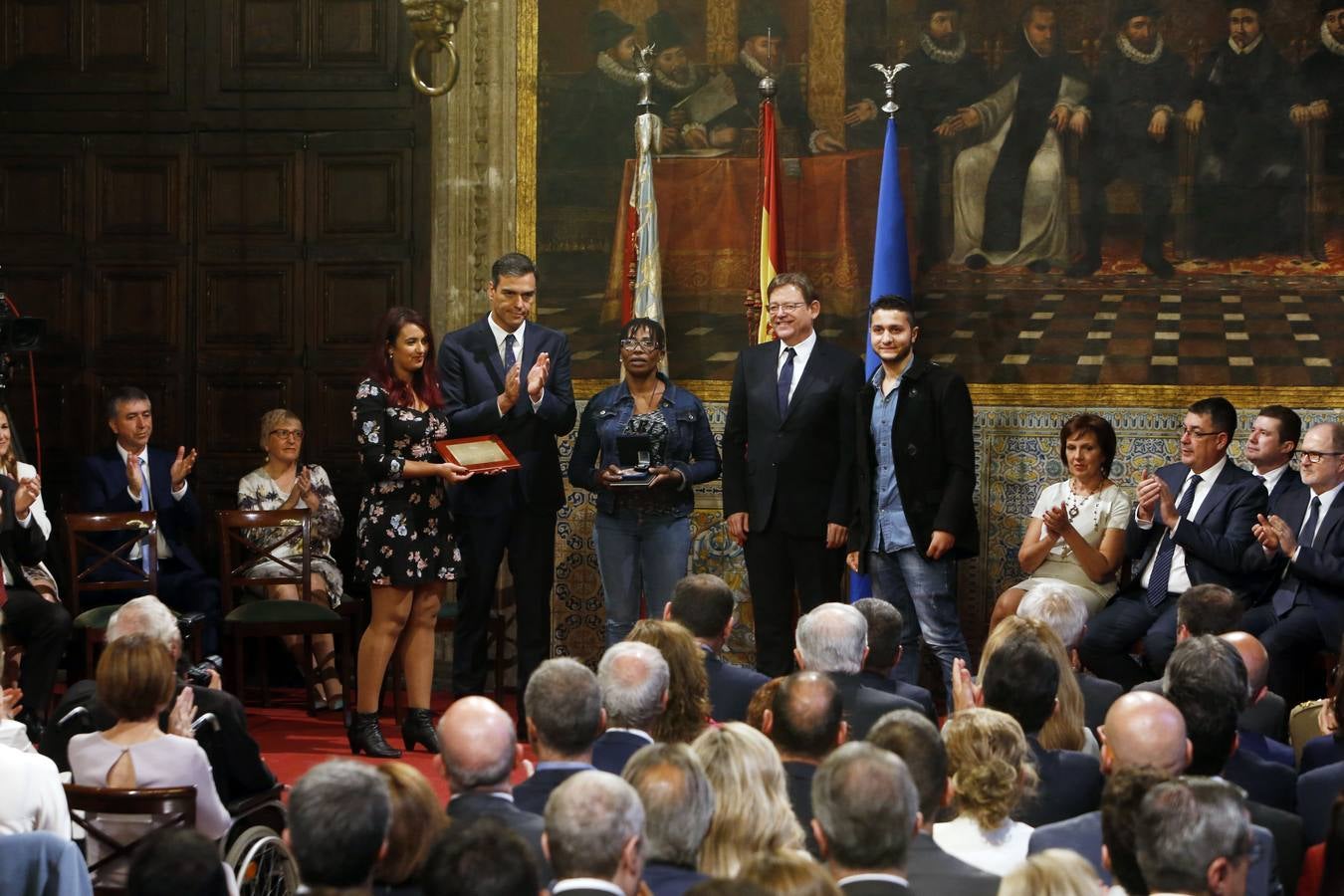 El presidente del Gobierno, Pedro Sánchez, ha puesto a la Comunitat Valenciana como ejemplo de «la mejor España», «la que se construye desde el diálogo y desde la suma de voluntades, la que prima la convivencia sobre el agravio territorial». Sánchez ha participado en el acto institucional de entrega de distinciones de la Generalitat Valenciana por el 9 d'Octubre.