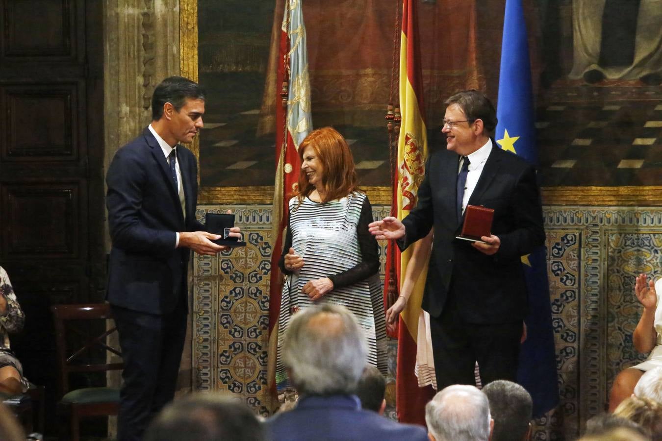 El presidente del Gobierno, Pedro Sánchez, ha puesto a la Comunitat Valenciana como ejemplo de «la mejor España», «la que se construye desde el diálogo y desde la suma de voluntades, la que prima la convivencia sobre el agravio territorial». Sánchez ha participado en el acto institucional de entrega de distinciones de la Generalitat Valenciana por el 9 d'Octubre.