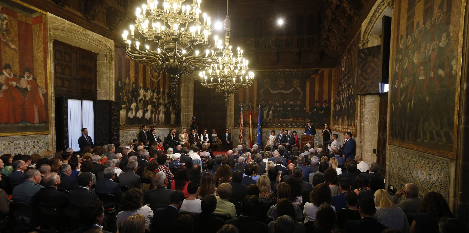 El presidente del Gobierno, Pedro Sánchez, ha puesto a la Comunitat Valenciana como ejemplo de «la mejor España», «la que se construye desde el diálogo y desde la suma de voluntades, la que prima la convivencia sobre el agravio territorial». Sánchez ha participado en el acto institucional de entrega de distinciones de la Generalitat Valenciana por el 9 d'Octubre.