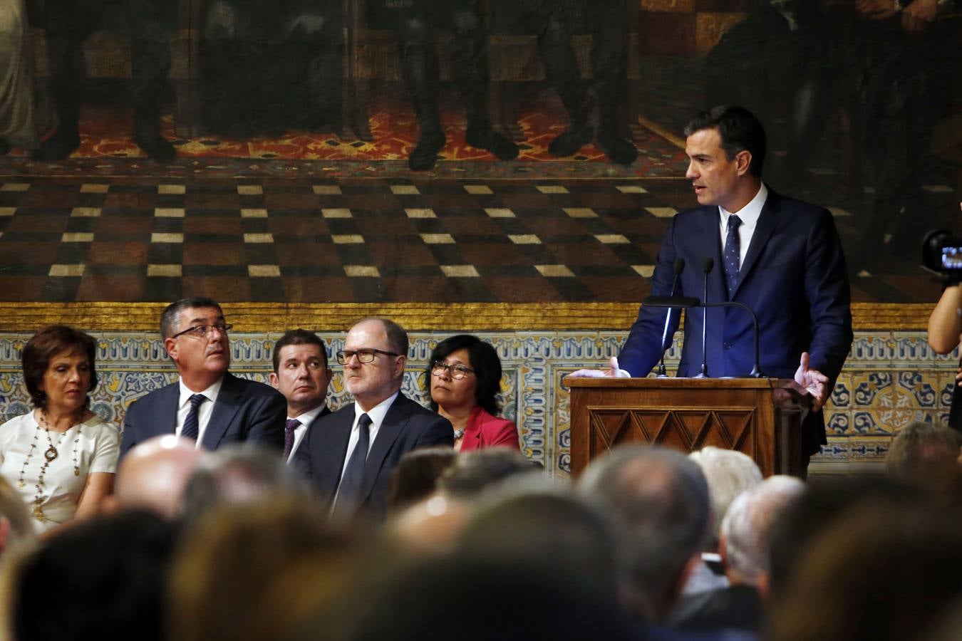 El presidente del Gobierno, Pedro Sánchez, ha puesto a la Comunitat Valenciana como ejemplo de «la mejor España», «la que se construye desde el diálogo y desde la suma de voluntades, la que prima la convivencia sobre el agravio territorial». Sánchez ha participado en el acto institucional de entrega de distinciones de la Generalitat Valenciana por el 9 d'Octubre.