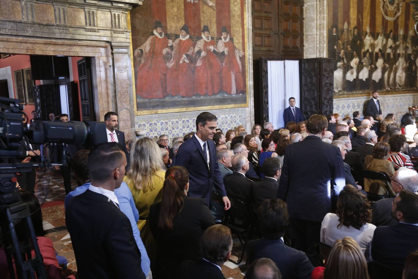 El presidente del Gobierno, Pedro Sánchez, ha puesto a la Comunitat Valenciana como ejemplo de «la mejor España», «la que se construye desde el diálogo y desde la suma de voluntades, la que prima la convivencia sobre el agravio territorial». Sánchez ha participado en el acto institucional de entrega de distinciones de la Generalitat Valenciana por el 9 d'Octubre.