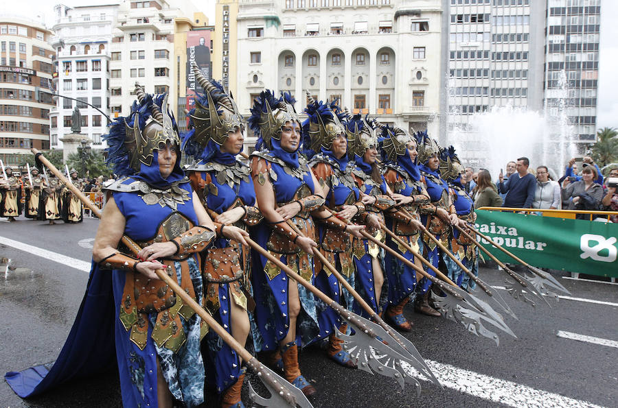 Las tropas moras y cristianas han desfilado esta tarde por Valencia para conmemorar este 9 d'Octubre, el Día de la Comunitat Valenciana. La impresionante entrada ha comenzado a las 17.00 horas, en recuerdo a la conquista de Jaume I hace ya 780 años. Dos horas y media de espectáculo en la que han participado cerca de 2.000 personas, para formar 22 escuadras cristianas y 34 moras. El acto se ha convertido en uno de los más esperados y populares de la festividad de la Comunitat, y logra reunir año tras año (incluso bajo la lluvia) a miles de valencianos para revivir la histórica entrada del rey. 