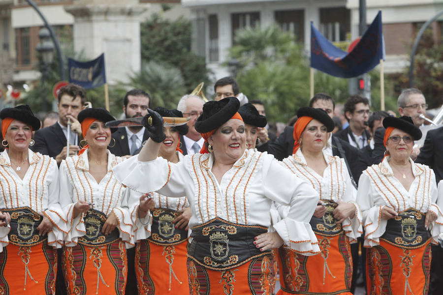 Las tropas moras y cristianas han desfilado esta tarde por Valencia para conmemorar este 9 d'Octubre, el Día de la Comunitat Valenciana. La impresionante entrada ha comenzado a las 17.00 horas, en recuerdo a la conquista de Jaume I hace ya 780 años. Dos horas y media de espectáculo en la que han participado cerca de 2.000 personas, para formar 22 escuadras cristianas y 34 moras. El acto se ha convertido en uno de los más esperados y populares de la festividad de la Comunitat, y logra reunir año tras año (incluso bajo la lluvia) a miles de valencianos para revivir la histórica entrada del rey. 