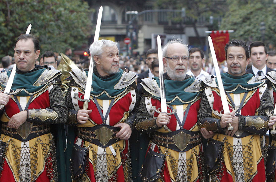 Las tropas moras y cristianas han desfilado esta tarde por Valencia para conmemorar este 9 d'Octubre, el Día de la Comunitat Valenciana. La impresionante entrada ha comenzado a las 17.00 horas, en recuerdo a la conquista de Jaume I hace ya 780 años. Dos horas y media de espectáculo en la que han participado cerca de 2.000 personas, para formar 22 escuadras cristianas y 34 moras. El acto se ha convertido en uno de los más esperados y populares de la festividad de la Comunitat, y logra reunir año tras año (incluso bajo la lluvia) a miles de valencianos para revivir la histórica entrada del rey. 