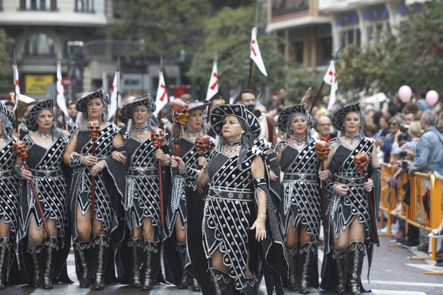 Las tropas moras y cristianas han desfilado esta tarde por Valencia para conmemorar este 9 d'Octubre, el Día de la Comunitat Valenciana. La impresionante entrada ha comenzado a las 17.00 horas, en recuerdo a la conquista de Jaume I hace ya 780 años. Dos horas y media de espectáculo en la que han participado cerca de 2.000 personas, para formar 22 escuadras cristianas y 34 moras. El acto se ha convertido en uno de los más esperados y populares de la festividad de la Comunitat, y logra reunir año tras año (incluso bajo la lluvia) a miles de valencianos para revivir la histórica entrada del rey. 