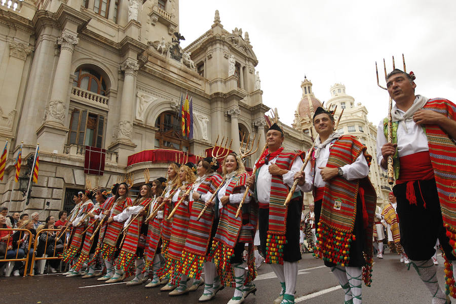 Las tropas moras y cristianas han desfilado esta tarde por Valencia para conmemorar este 9 d'Octubre, el Día de la Comunitat Valenciana. La impresionante entrada ha comenzado a las 17.00 horas, en recuerdo a la conquista de Jaume I hace ya 780 años. Dos horas y media de espectáculo en la que han participado cerca de 2.000 personas, para formar 22 escuadras cristianas y 34 moras. El acto se ha convertido en uno de los más esperados y populares de la festividad de la Comunitat, y logra reunir año tras año (incluso bajo la lluvia) a miles de valencianos para revivir la histórica entrada del rey. 