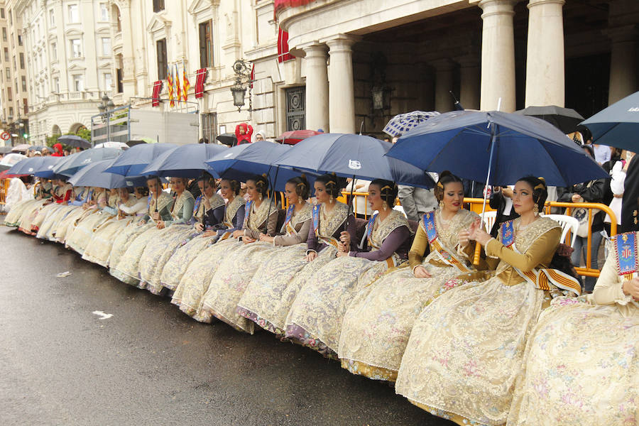 Las tropas moras y cristianas han desfilado esta tarde por Valencia para conmemorar este 9 d'Octubre, el Día de la Comunitat Valenciana. La impresionante entrada ha comenzado a las 17.00 horas, en recuerdo a la conquista de Jaume I hace ya 780 años. Dos horas y media de espectáculo en la que han participado cerca de 2.000 personas, para formar 22 escuadras cristianas y 34 moras. El acto se ha convertido en uno de los más esperados y populares de la festividad de la Comunitat, y logra reunir año tras año (incluso bajo la lluvia) a miles de valencianos para revivir la histórica entrada del rey. 