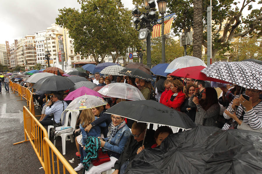 Las tropas moras y cristianas han desfilado esta tarde por Valencia para conmemorar este 9 d'Octubre, el Día de la Comunitat Valenciana. La impresionante entrada ha comenzado a las 17.00 horas, en recuerdo a la conquista de Jaume I hace ya 780 años. Dos horas y media de espectáculo en la que han participado cerca de 2.000 personas, para formar 22 escuadras cristianas y 34 moras. El acto se ha convertido en uno de los más esperados y populares de la festividad de la Comunitat, y logra reunir año tras año (incluso bajo la lluvia) a miles de valencianos para revivir la histórica entrada del rey. 