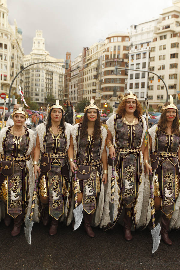 Las tropas moras y cristianas han desfilado esta tarde por Valencia para conmemorar este 9 d'Octubre, el Día de la Comunitat Valenciana. La impresionante entrada ha comenzado a las 17.00 horas, en recuerdo a la conquista de Jaume I hace ya 780 años. Dos horas y media de espectáculo en la que han participado cerca de 2.000 personas, para formar 22 escuadras cristianas y 34 moras. El acto se ha convertido en uno de los más esperados y populares de la festividad de la Comunitat, y logra reunir año tras año (incluso bajo la lluvia) a miles de valencianos para revivir la histórica entrada del rey. 