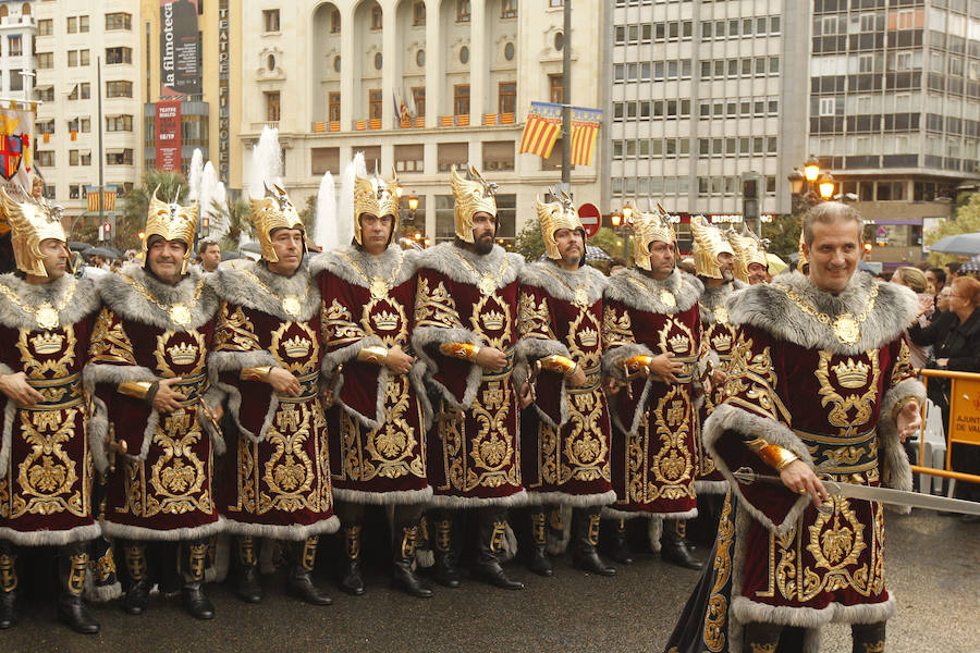 Las tropas moras y cristianas han desfilado esta tarde por Valencia para conmemorar este 9 d'Octubre, el Día de la Comunitat Valenciana. La impresionante entrada ha comenzado a las 17.00 horas, en recuerdo a la conquista de Jaume I hace ya 780 años. Dos horas y media de espectáculo en la que han participado cerca de 2.000 personas, para formar 22 escuadras cristianas y 34 moras. El acto se ha convertido en uno de los más esperados y populares de la festividad de la Comunitat, y logra reunir año tras año (incluso bajo la lluvia) a miles de valencianos para revivir la histórica entrada del rey. 