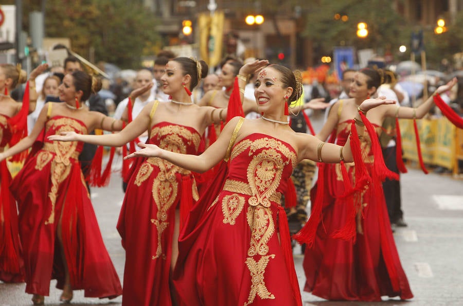 Las tropas moras y cristianas han desfilado esta tarde por Valencia para conmemorar este 9 d'Octubre, el Día de la Comunitat Valenciana. La impresionante entrada ha comenzado a las 17.00 horas, en recuerdo a la conquista de Jaume I hace ya 780 años. Dos horas y media de espectáculo en la que han participado cerca de 2.000 personas, para formar 22 escuadras cristianas y 34 moras. El acto se ha convertido en uno de los más esperados y populares de la festividad de la Comunitat, y logra reunir año tras año (incluso bajo la lluvia) a miles de valencianos para revivir la histórica entrada del rey. 