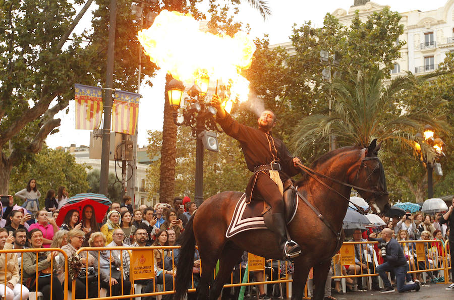 Las tropas moras y cristianas han desfilado esta tarde por Valencia para conmemorar este 9 d'Octubre, el Día de la Comunitat Valenciana. La impresionante entrada ha comenzado a las 17.00 horas, en recuerdo a la conquista de Jaume I hace ya 780 años. Dos horas y media de espectáculo en la que han participado cerca de 2.000 personas, para formar 22 escuadras cristianas y 34 moras. El acto se ha convertido en uno de los más esperados y populares de la festividad de la Comunitat, y logra reunir año tras año (incluso bajo la lluvia) a miles de valencianos para revivir la histórica entrada del rey. 