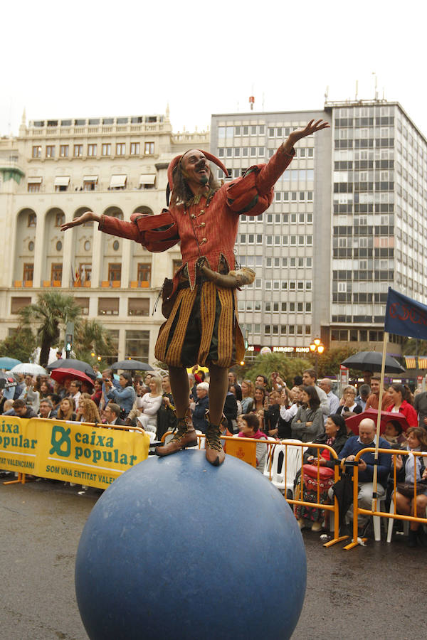 Las tropas moras y cristianas han desfilado esta tarde por Valencia para conmemorar este 9 d'Octubre, el Día de la Comunitat Valenciana. La impresionante entrada ha comenzado a las 17.00 horas, en recuerdo a la conquista de Jaume I hace ya 780 años. Dos horas y media de espectáculo en la que han participado cerca de 2.000 personas, para formar 22 escuadras cristianas y 34 moras. El acto se ha convertido en uno de los más esperados y populares de la festividad de la Comunitat, y logra reunir año tras año (incluso bajo la lluvia) a miles de valencianos para revivir la histórica entrada del rey. 