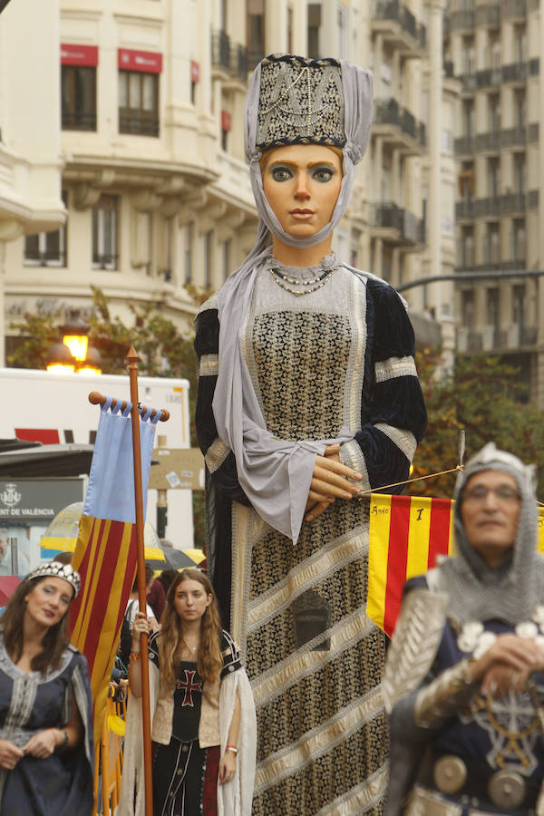 Las tropas moras y cristianas han desfilado esta tarde por Valencia para conmemorar este 9 d'Octubre, el Día de la Comunitat Valenciana. La impresionante entrada ha comenzado a las 17.00 horas, en recuerdo a la conquista de Jaume I hace ya 780 años. Dos horas y media de espectáculo en la que han participado cerca de 2.000 personas, para formar 22 escuadras cristianas y 34 moras. El acto se ha convertido en uno de los más esperados y populares de la festividad de la Comunitat, y logra reunir año tras año (incluso bajo la lluvia) a miles de valencianos para revivir la histórica entrada del rey. 