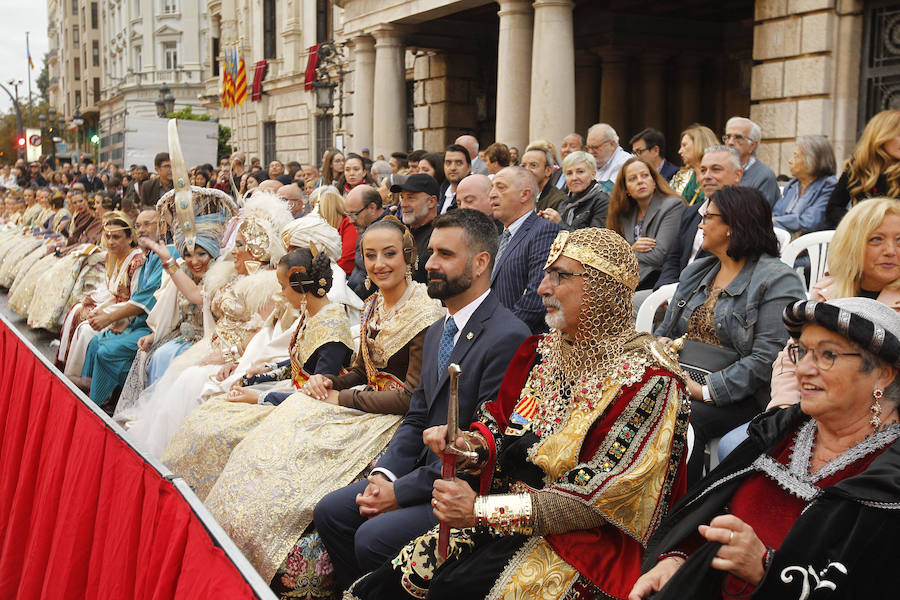 Las tropas moras y cristianas han desfilado esta tarde por Valencia para conmemorar este 9 d'Octubre, el Día de la Comunitat Valenciana. La impresionante entrada ha comenzado a las 17.00 horas, en recuerdo a la conquista de Jaume I hace ya 780 años. Dos horas y media de espectáculo en la que han participado cerca de 2.000 personas, para formar 22 escuadras cristianas y 34 moras. El acto se ha convertido en uno de los más esperados y populares de la festividad de la Comunitat, y logra reunir año tras año (incluso bajo la lluvia) a miles de valencianos para revivir la histórica entrada del rey. 