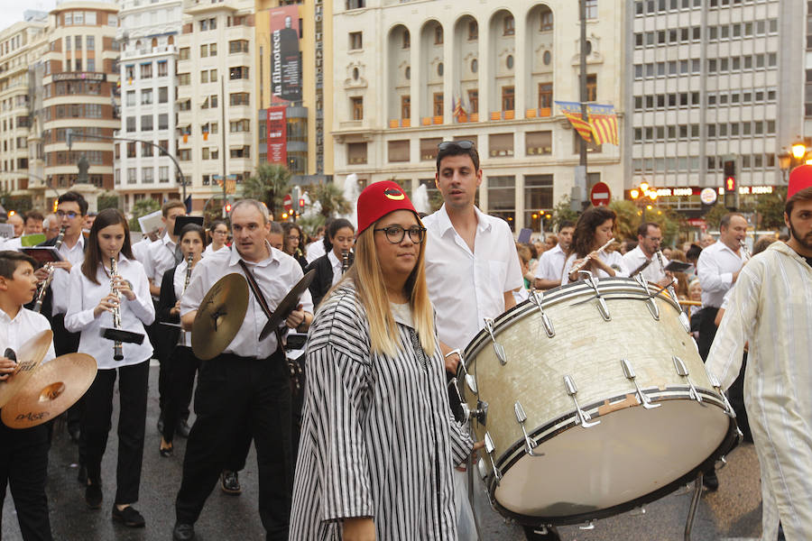 Las tropas moras y cristianas han desfilado esta tarde por Valencia para conmemorar este 9 d'Octubre, el Día de la Comunitat Valenciana. La impresionante entrada ha comenzado a las 17.00 horas, en recuerdo a la conquista de Jaume I hace ya 780 años. Dos horas y media de espectáculo en la que han participado cerca de 2.000 personas, para formar 22 escuadras cristianas y 34 moras. El acto se ha convertido en uno de los más esperados y populares de la festividad de la Comunitat, y logra reunir año tras año (incluso bajo la lluvia) a miles de valencianos para revivir la histórica entrada del rey. 