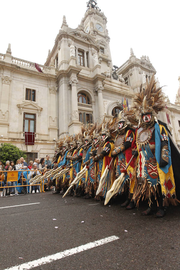 Las tropas moras y cristianas han desfilado esta tarde por Valencia para conmemorar este 9 d'Octubre, el Día de la Comunitat Valenciana. La impresionante entrada ha comenzado a las 17.00 horas, en recuerdo a la conquista de Jaume I hace ya 780 años. Dos horas y media de espectáculo en la que han participado cerca de 2.000 personas, para formar 22 escuadras cristianas y 34 moras. El acto se ha convertido en uno de los más esperados y populares de la festividad de la Comunitat, y logra reunir año tras año (incluso bajo la lluvia) a miles de valencianos para revivir la histórica entrada del rey. 