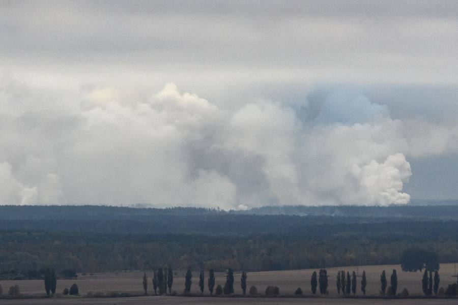 El humo se eleva después de las explosiones y el incendio ocurrido en un depósito militar de las Fuerzas Armadas de Ucrania.