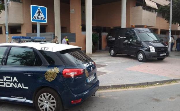 La funeraria judicial, momentos antes de retirar los cuerpos de los fallecidos, en la zona de Parque Litoral, donde ocurrió el suceso. 