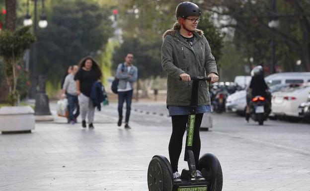 Una usuaria de patinete 'segway' por Valencia 