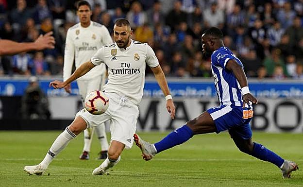 Karim Benzema, durante el partido antes el Alavés.