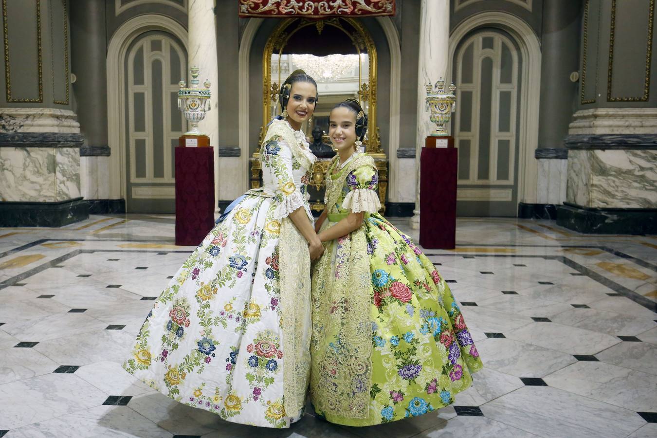 El hemiciclo del Ayuntamiento de Valencia ha acogido esta tarde el acto de proclamación de las falleras mayores de 2019: Marina Civera y Sara Larrazábal.