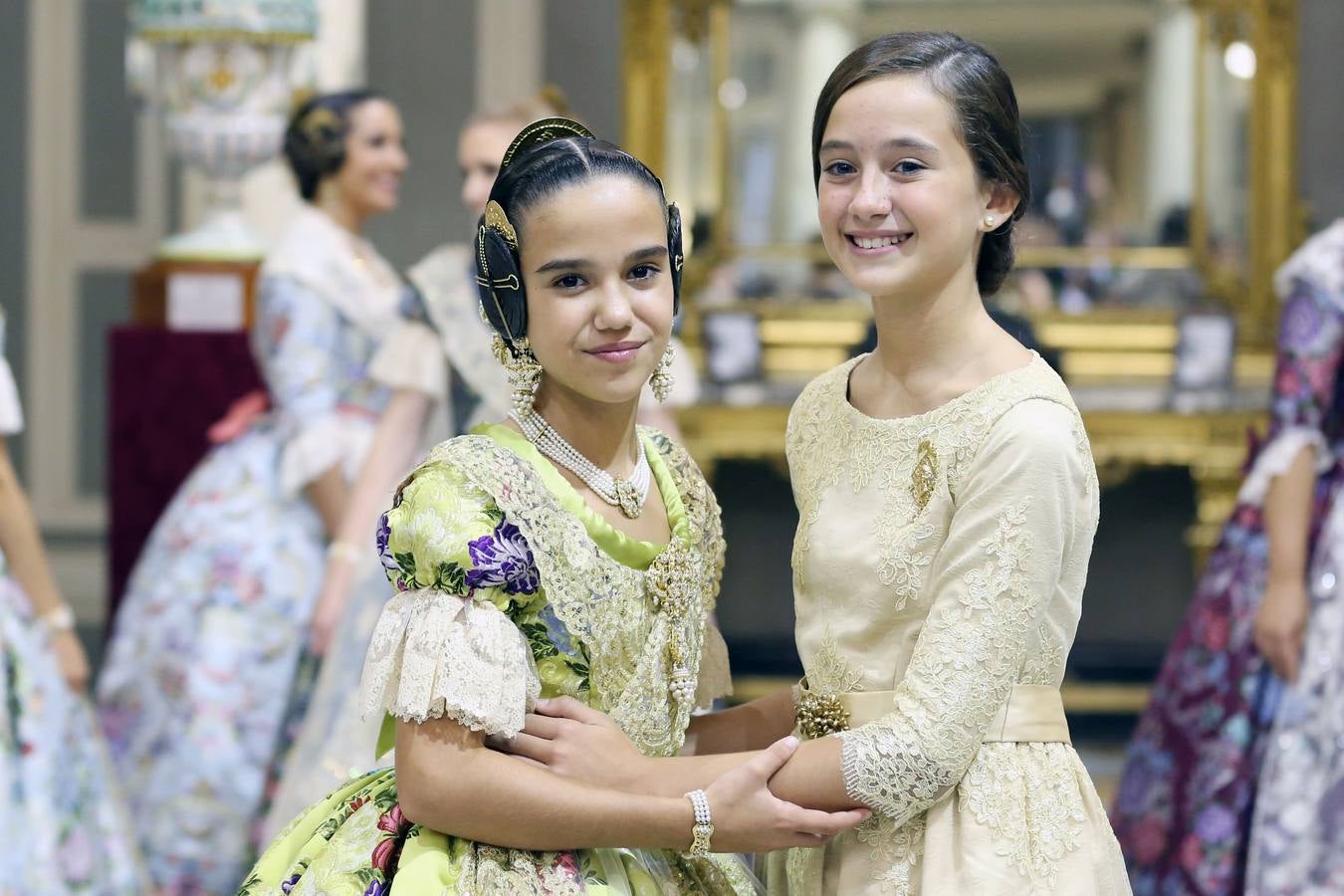 El hemiciclo del Ayuntamiento de Valencia ha acogido esta tarde el acto de proclamación de las falleras mayores de 2019: Marina Civera y Sara Larrazábal.