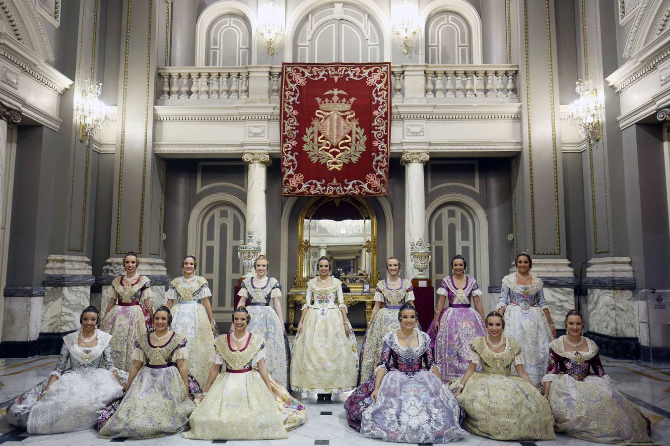 El hemiciclo del Ayuntamiento de Valencia ha acogido esta tarde el acto de proclamación de las falleras mayores de 2019: Marina Civera y Sara Larrazábal.