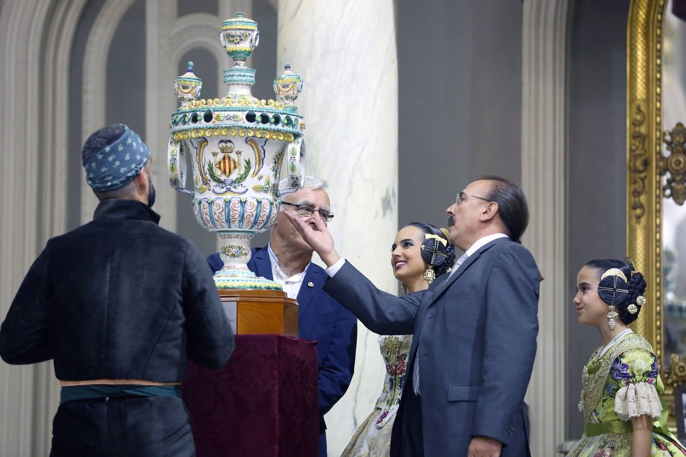 El hemiciclo del Ayuntamiento de Valencia ha acogido esta tarde el acto de proclamación de las falleras mayores de 2019: Marina Civera y Sara Larrazábal.