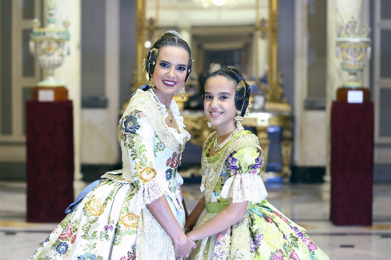 El hemiciclo del Ayuntamiento de Valencia ha acogido esta tarde el acto de proclamación de las falleras mayores de 2019: Marina Civera y Sara Larrazábal.