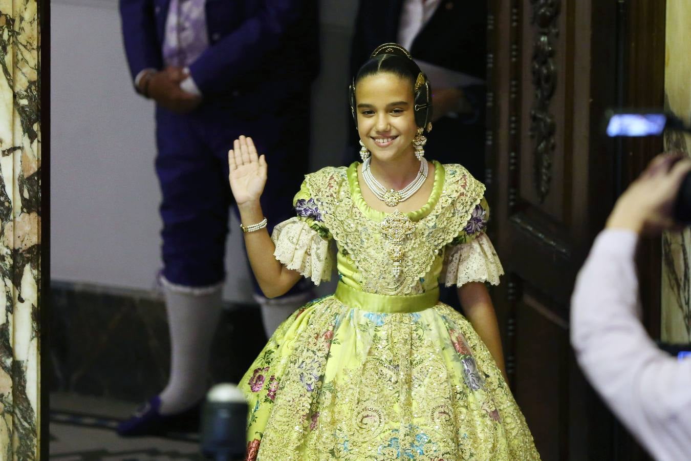 El hemiciclo del Ayuntamiento de Valencia ha acogido esta tarde el acto de proclamación de las falleras mayores de 2019: Marina Civera y Sara Larrazábal.