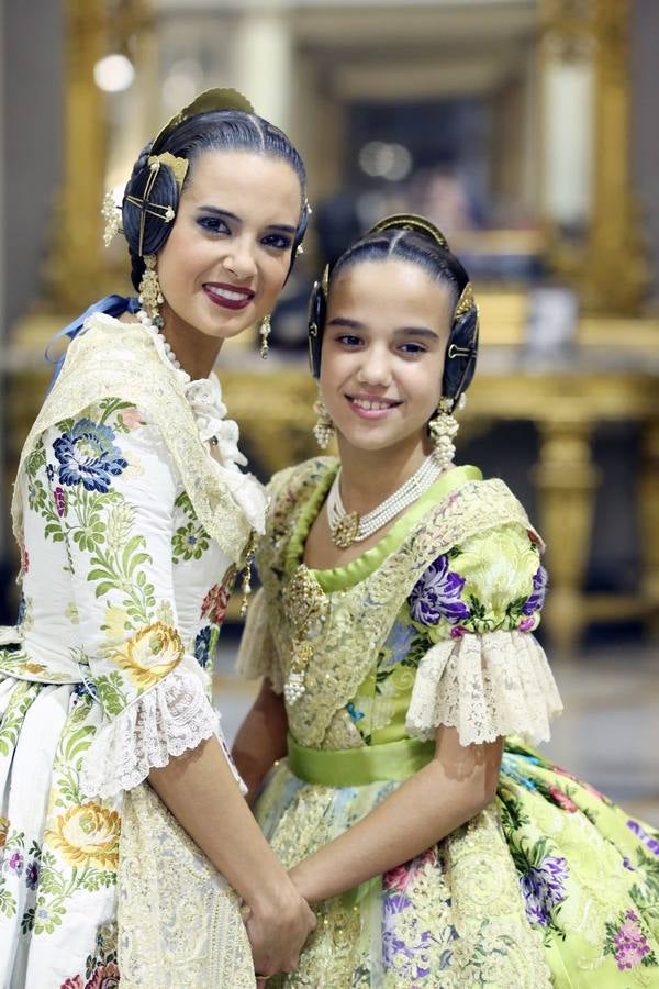 El hemiciclo del Ayuntamiento de Valencia ha acogido esta tarde el acto de proclamación de las falleras mayores de 2019: Marina Civera y Sara Larrazábal.