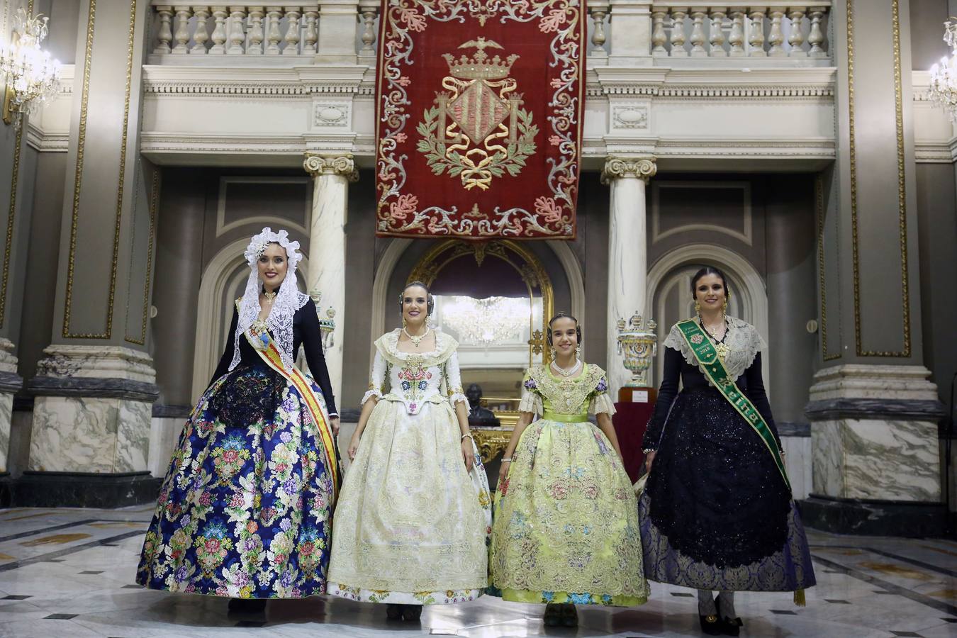 El hemiciclo del Ayuntamiento de Valencia ha acogido esta tarde el acto de proclamación de las falleras mayores de 2019: Marina Civera y Sara Larrazábal.