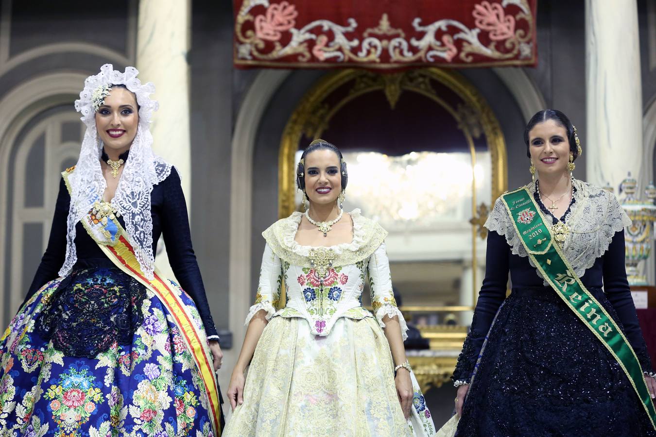 El hemiciclo del Ayuntamiento de Valencia ha acogido esta tarde el acto de proclamación de las falleras mayores de 2019: Marina Civera y Sara Larrazábal.